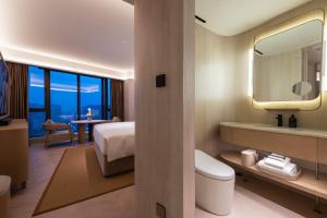 A bathroom at Shanghai Changfeng Business District Orange Crystal Hotel