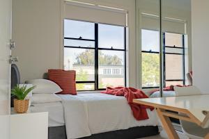 Χώρος καθιστικού στο Bright 2BR Home near Beach, Free Parking, WiFi & Full Kitchen