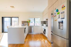 Η κουζίνα ή μικρή κουζίνα στο Bright 2BR Home near Beach, Free Parking, WiFi & Full Kitchen +13 φωτογραφίες