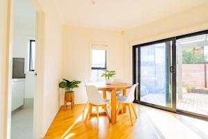 Μια τηλεόραση ή/και κέντρο ψυχαγωγίας στο Bright 2BR Home near Beach, Free Parking, WiFi & Full Kitchen