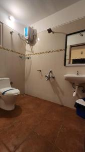 een badkamer met toilet en wastafel bij Royal Residency in Tiruvannamalai +62 foto's