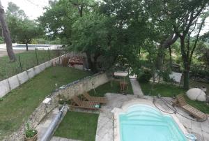 - une vue sur la cour et la piscine dans l'établissement Maison confortable à Velleron de 50 m² avec piscine, à Velleron