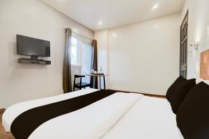 TV a/nebo společenská místnost v ubytování Super Hotel O Britania Chowk