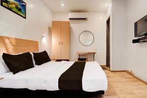 Postel nebo postele na pokoji v ubytování Super Hotel O Britania Chowk