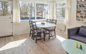 Khu vực ghế ngồi tại 2 Bedroom Gorgeous Home In Nexø