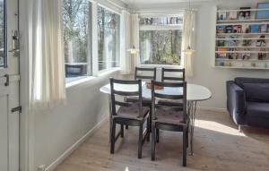 Khu vực ghế ngồi tại 2 Bedroom Gorgeous Home In Nexø