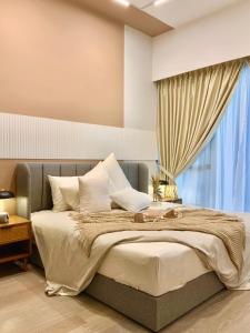 Giường trong phòng chung tại Luxury Condo w electrical piano Next to TRX Mall +20 ảnh