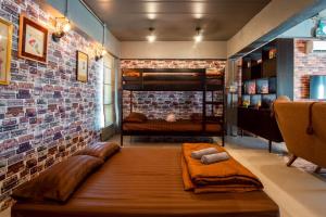 バンサレーにあるLevel TRI pool villa Sattahipのレンガの壁