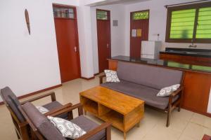 ein Wohnzimmer mit Sofa und Tisch in der Unterkunft Modern Apartments Nyali in Mombasa