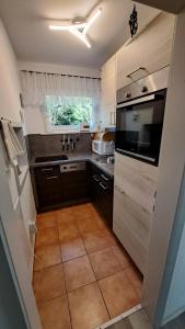 Kuchyňa alebo kuchynka v ubytovaní Sandras Ferienhaus Bungalow Sonnenalm + 12 fotografií