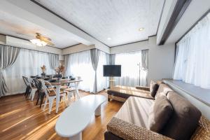 TV a/nebo společenská místnost v ubytování UNITEDCUBE STAY TOKYO Private urban vacation home