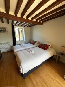 Postel nebo postele na pokoji v ubytování Normandy house, sea and countryside - countryside - Cyrano gîte