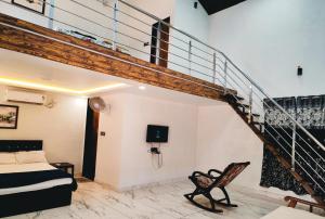 Un pat sau paturi într-o cameră la Shri Swami Krupa Holiday Resort