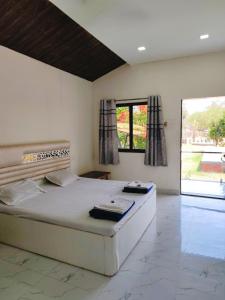 Un pat sau paturi într-o cameră la Shri Swami Krupa Holiday Resort