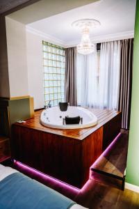 Postel nebo postele na pokoji v ubytování NS Luxury Suites