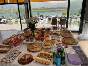 ProzorにあるMediteran B&Bの食べ物のビュッフェ付きテーブル