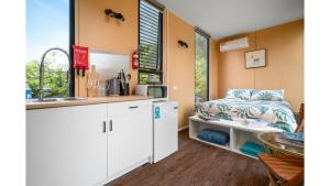 Alpaca Tiny House with Vineyard Lakeside by Tiny Away的厨房或小厨房
