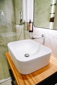 Koupelna v ubytování NS Luxury Suites