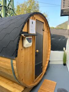 トゥーロンにあるLove Room, La Parenthèse Toulonの小さな木造ホビットハウス