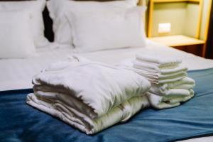 Postel nebo postele na pokoji v ubytování NS Luxury Suites