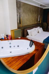 Postel nebo postele na pokoji v ubytování NS Luxury Suites