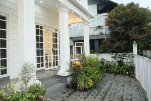 Κήπος έξω από το Beautiful Beach house for a peaceful stay.