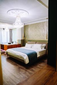 Postel nebo postele na pokoji v ubytování NS Luxury Suites