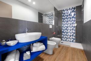 un baño con lavabo e inodoro en Apartment downtown, near Pompei Sorrento ,the sea, en Portici