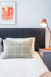 En eller flere senge i et værelse på Zeeland Pier Aparthotel by Totalstay