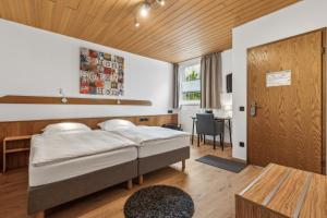 Postel nebo postele na pokoji v ubytování Hotel zum Erwin