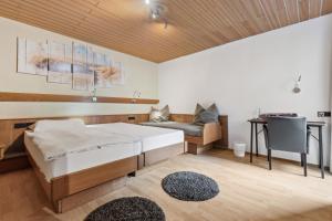 Postel nebo postele na pokoji v ubytování Hotel zum Erwin