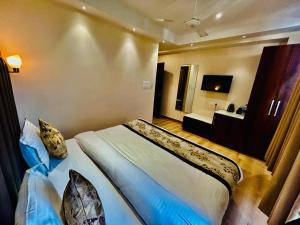 Postel nebo postele na pokoji v ubytování Grand Pinnacle Lucknow