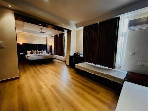 Postel nebo postele na pokoji v ubytování Grand Pinnacle Lucknow