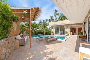 une terrasse avec une piscine et une maison dans l'établissement Villa Ramdas - Maenam, à Ban Mae Nam