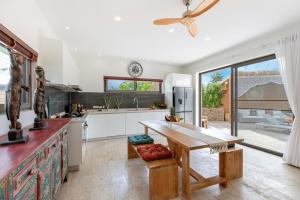 une cuisine avec une table en bois et une grande fenêtre dans l'établissement Villa Ramdas - Maenam, à Ban Mae Nam