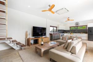 un salon avec un canapé et une télévision dans l'établissement Villa Ramdas - Maenam, à Ban Mae Nam