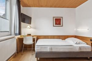 Postel nebo postele na pokoji v ubytování Hotel zum Erwin