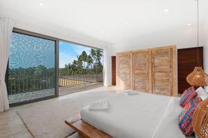 une chambre avec un grand lit et une grande fenêtre dans l'établissement Villa Ramdas - Maenam, à Ban Mae Nam 58 autres photos