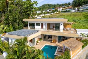 une vue aérienne d'une maison avec piscine dans l'établissement Villa Ramdas - Maenam, à Ban Mae Nam
