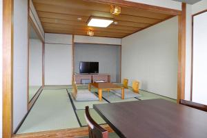 TV a/nebo společenská místnost v ubytování Ooedo Onsen Monogatari Beppu Seifu