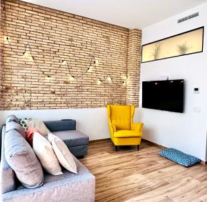 een woonkamer met een bank en een tv bij Mediterranean Apartament in Valencia