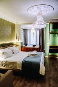 Postel nebo postele na pokoji v ubytování NS Luxury Suites