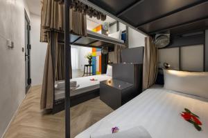 河内Ja Costa Hostel的房间里有一张双层床的卧室