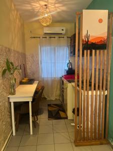 a small kitchen with a table and a dining room at Studio Moderne à Pointe-Noire in Pointe-Noire