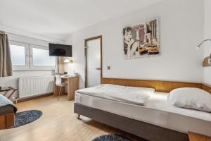 Postel nebo postele na pokoji v ubytování Hotel zum Erwin