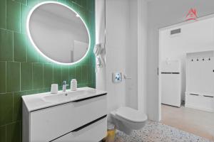 Et badeværelse på Studio axxis nova seaside-Parcare GRATIS + 23 billeder