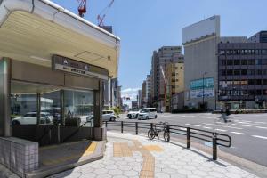 un edificio con una bicicleta estacionada frente a una calle en SEED Tanimachi 6-chome, en Osaka