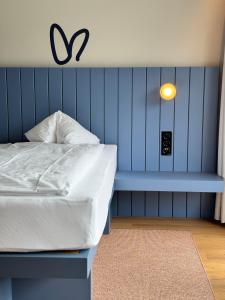 Postel nebo postele na pokoji v ubytování HOP Apartments & Suites