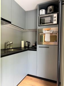 HOP Apartments & Suites的厨房或小厨房