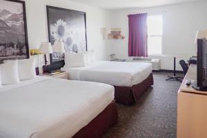 Voodi või voodid majutusasutuse Days Inn by Wyndham Taber toas